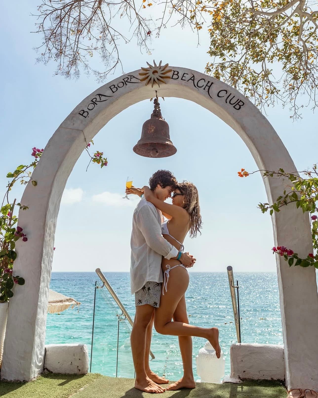 Visitantes explorando los atractivos turisticos de Cartagena