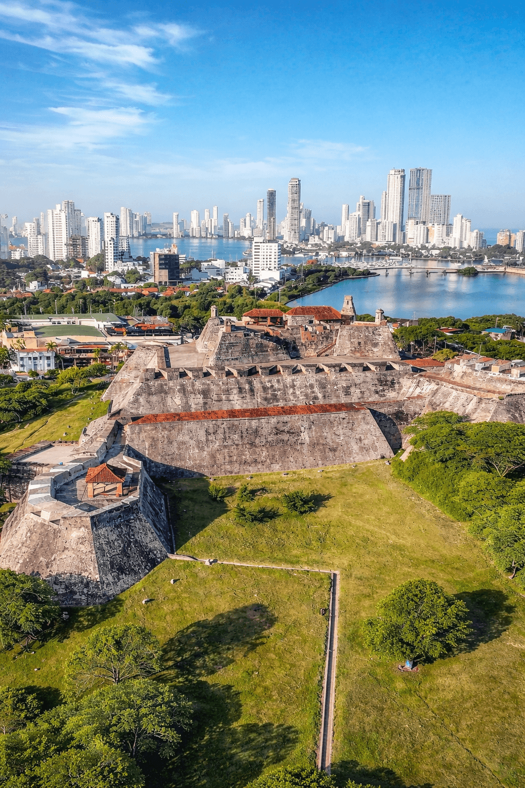 Vista iconica de la muralla y bahia de Cartagena de Indias