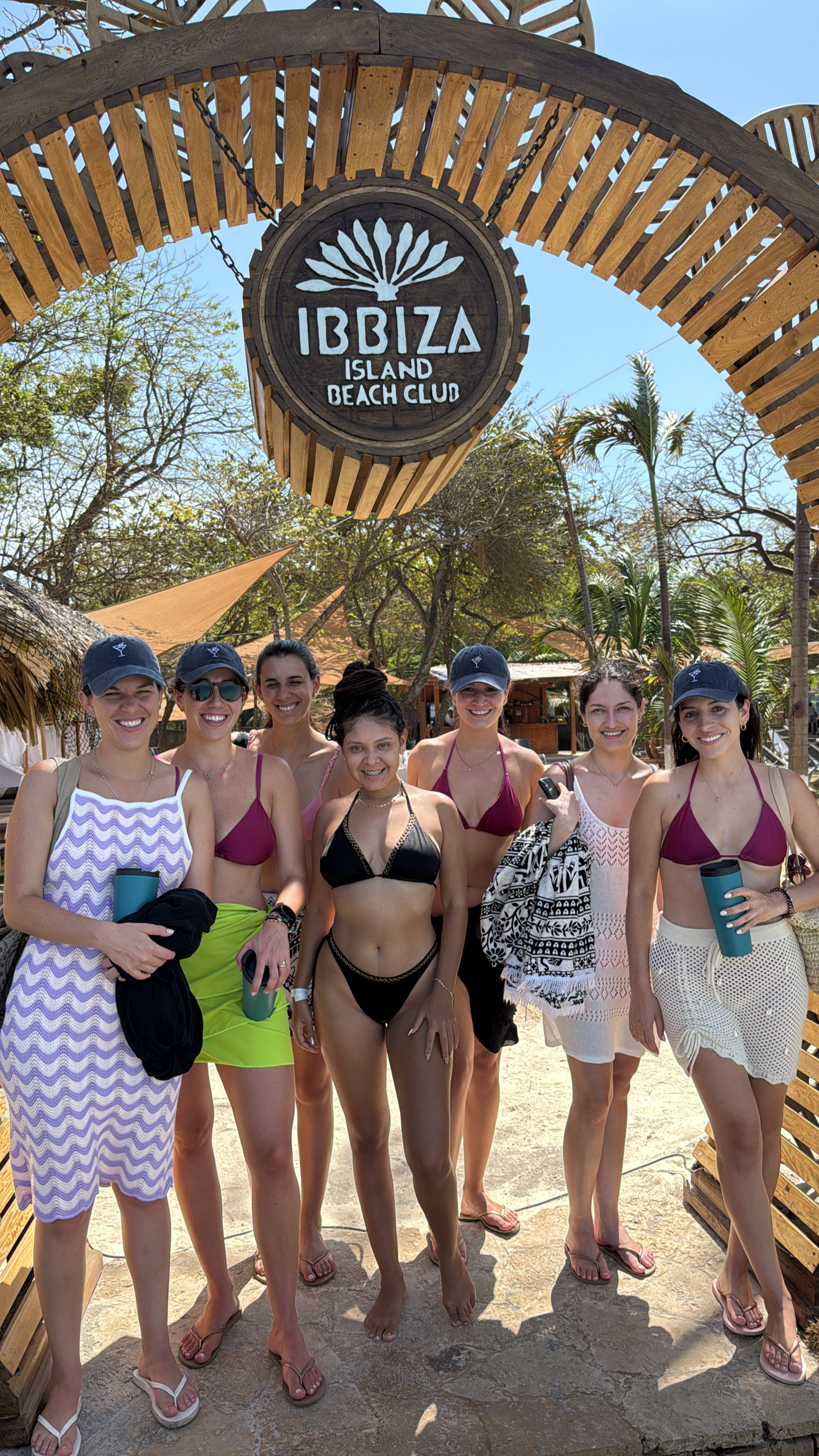 Grupo de viajeras en el ingreso de un beach club en Cartagena