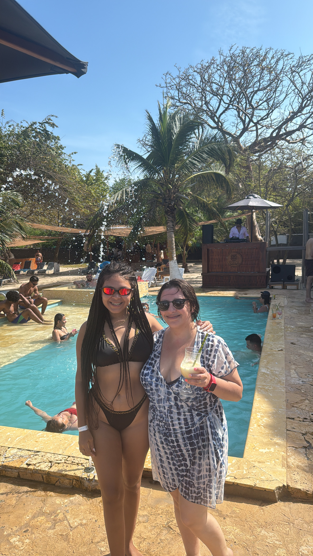 Pareja disfrutando de un beach club en Cartagena